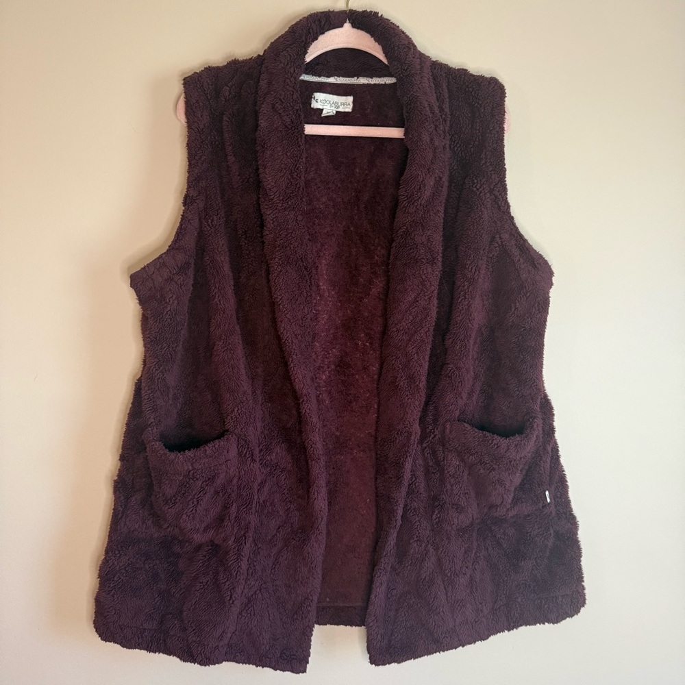 KOOLABURRA BY UGG Cozy Women's Sleeveless Jacket.